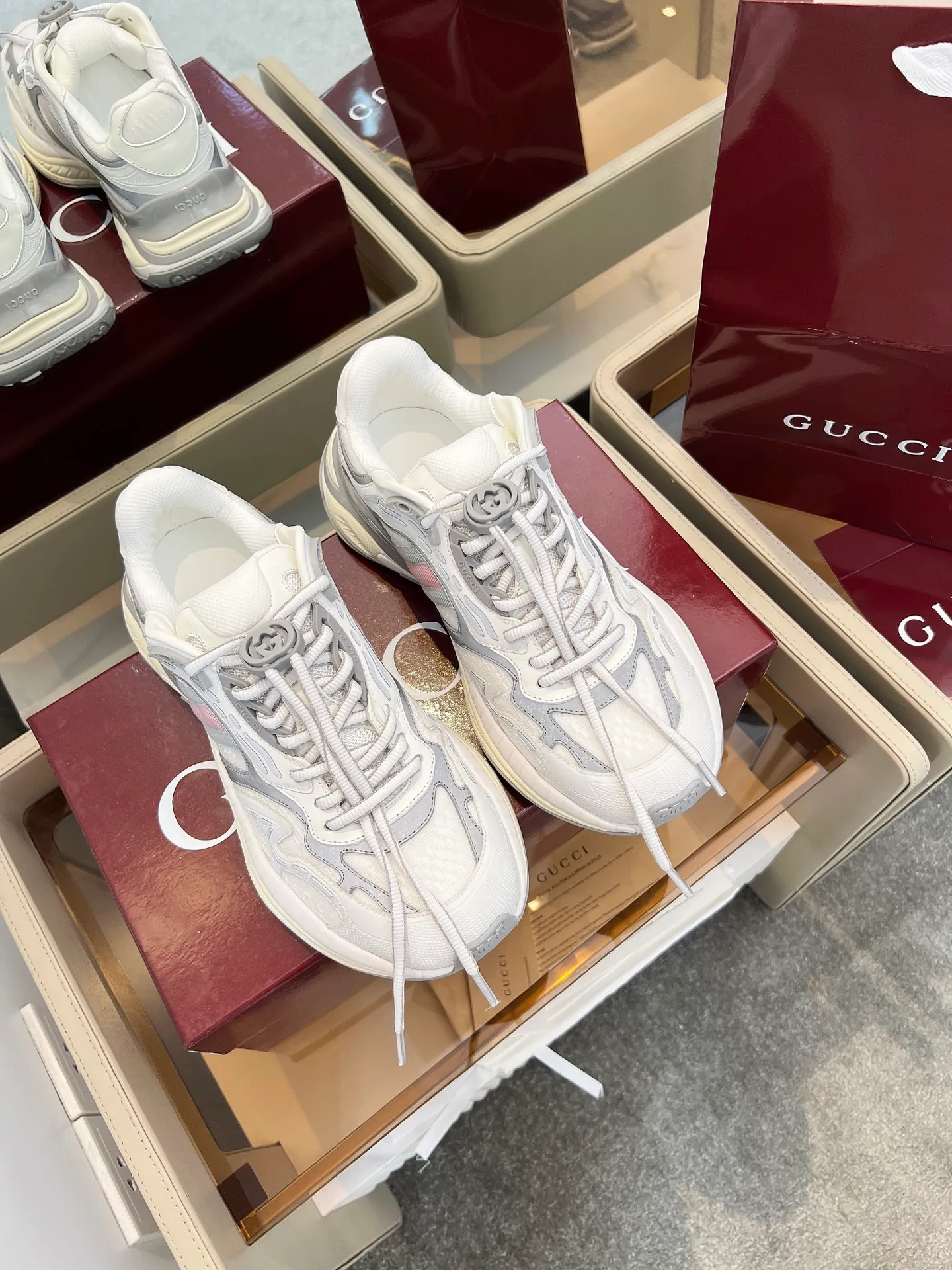 [G Home] P:920💰 Men’s size comes out first Size: 39-45 (45 customized) 2025Gucci series 2.0 sports shoes are made with heavy investment❤️‍🔥❤️‍🔥❤️‍🔥Renewed interpretation of the brand's iconic striped webbing elements😍😍When retro genes collide with futuristic design🎊🎊This new pair of Gucci shoes directly reaches the trend threshold💥 ✔️Color combination of caron contrast + classic stripes, GG reflective piping, visual impact, and comes with a high-light filter for street use ✔️ The structure is made of multi-layer splicing of different materials, mesh is breathable, leather is shaped, and the outsole is made of EVA foam and TPU. 😍😍😍Fashion and practicality are both online ✔️ Detailed double G midsole + iconic double G lock shoelaces, retro DNA is crazy and restless, and every step is based on the trendy aesthetic ❤️❤️❤��❤️